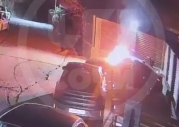 В Сочи неизвестный поджег BMW и попал на видео