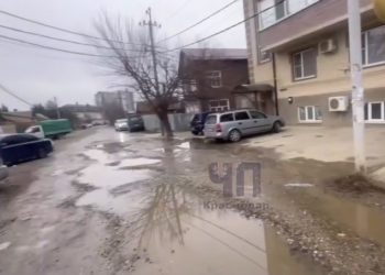 В Краснодаре фекальный ручей затапливает улицу