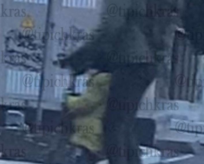 В Краснодаре “отец года” по дорогам на электросамокате катал ребенка