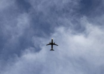 Летевший в Сочи самолет совершил экстренную посадку в аэропорту Минвод