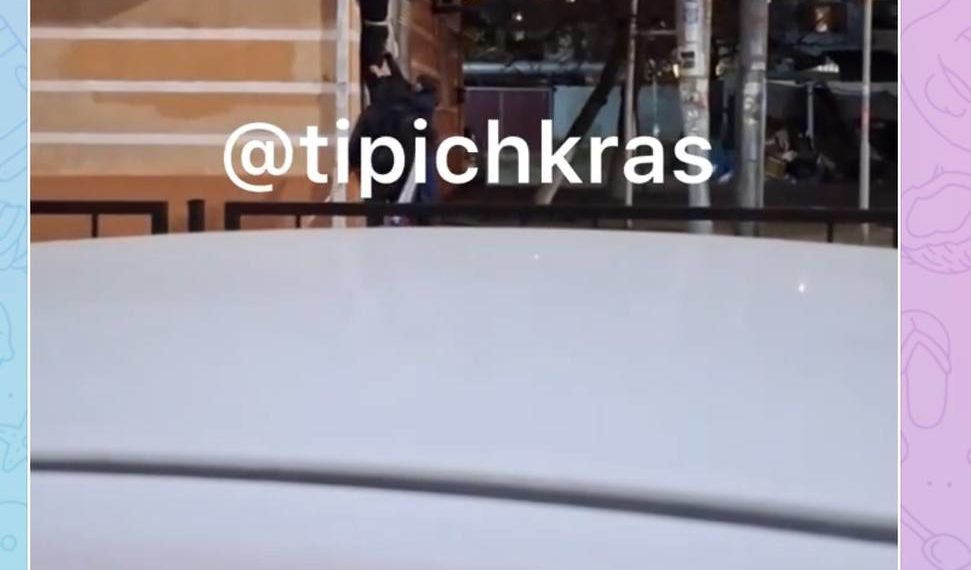 Полиция ищет подростков, снявших флаг России со стены здания в Новороссийске