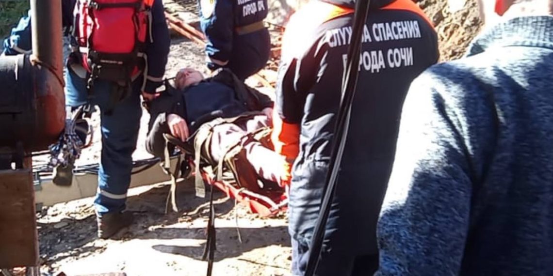 Из-за оползня в Сочи спасатели эвакуировали двух человек