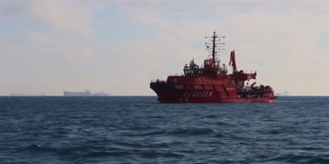 Водолазы Морспасслужбы обследовали затонувшие у берегов Кубани части танкеров