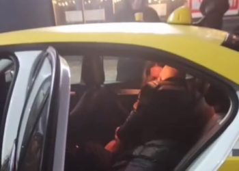 В Краснодаре пьяная девушка устроила дебош в такси и требовала ехать к бывшему