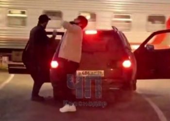 На Кубани двое парней устроили танцы на дороге перед ж/д переездом