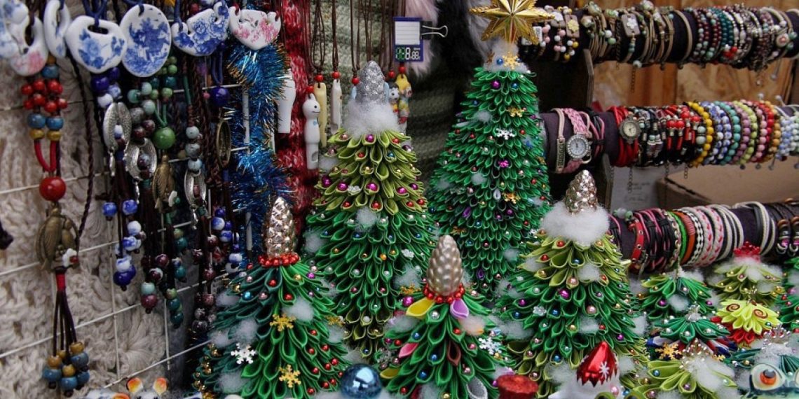 Сегодня в Краснодаре открылись ярмарки новогодних украшений