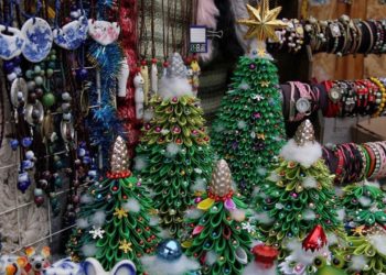 Сегодня в Краснодаре открылись ярмарки новогодних украшений