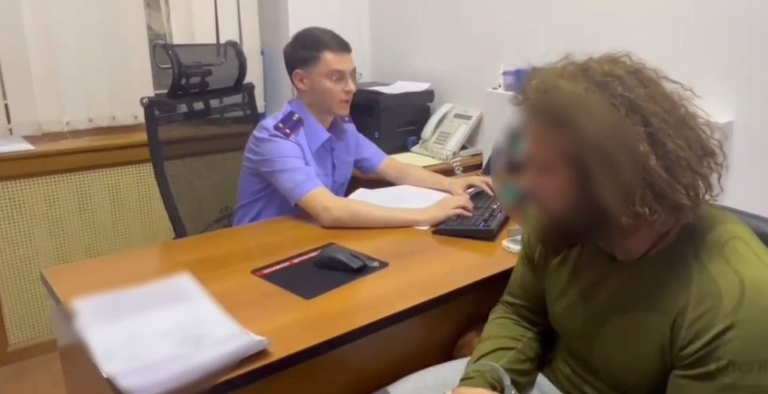 В Сочи мужчину, чуть не убившего ключом свою знакомую, доставили к следователю