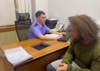 В Сочи мужчину, чуть не убившего ключом свою знакомую, доставили к следователю