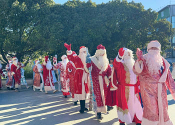 В Сочи в субботу 21 декабря прошёл парад Дедов Морозов