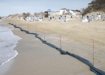 Кондратьев: на побережье выбрасывает мелкофракицонную крошку мазута