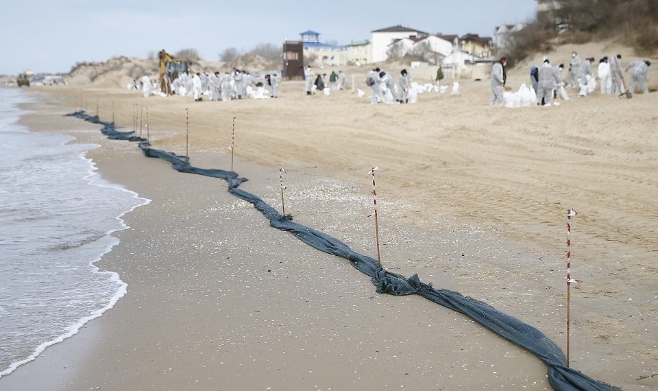 Кондратьев: на побережье выбрасывает мелкофракицонную крошку мазута
