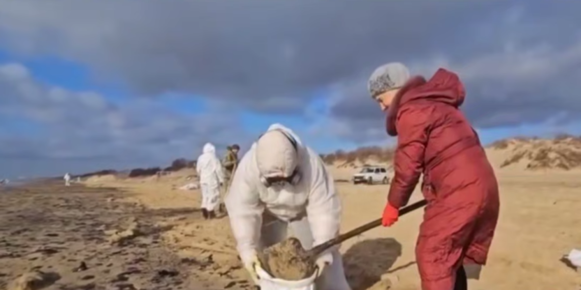 В Анапе пляж от мазута убирает 82-летняя бабушка, а ты лежишь на диване