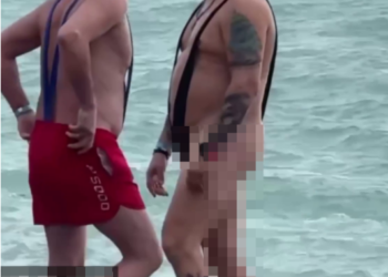 Несколько мужчин в костюмах Бората замечены на пляже на Кубани