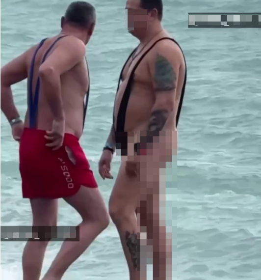 Несколько мужчин в костюмах Бората замечены на пляже на Кубани