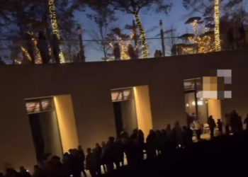 Огромную очередь в туалет в парке Галицкого в Краснодаре сняли на видео