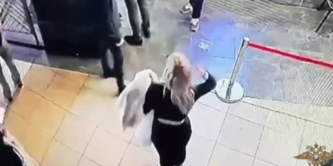 В Сочи девушка украла из бара белоснежную шубу и гуляла в ней по городу