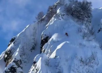 На Красной Поляне опытный лыжник сорвался с 30-метровой скалы