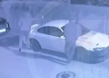 Автомобиль в Сочи крушили двое мужчин