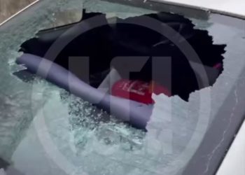 В Сочи неизвестный разбил стекла чужого авто