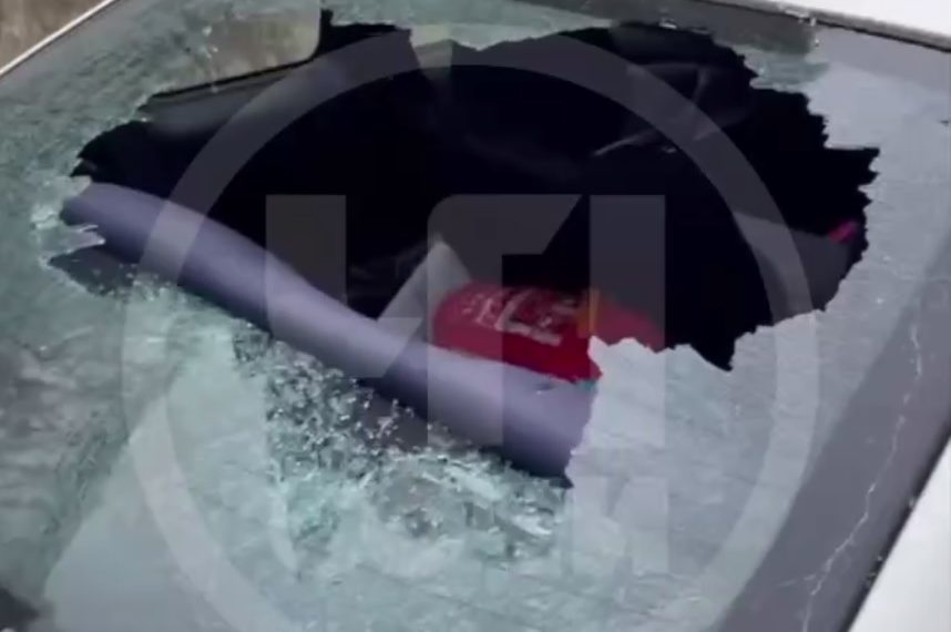 В Сочи неизвестный разбил стекла чужого авто