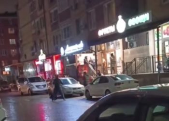 В Краснодаре пьяный дебошир напал с бутылкой на автомобиль и мужчину