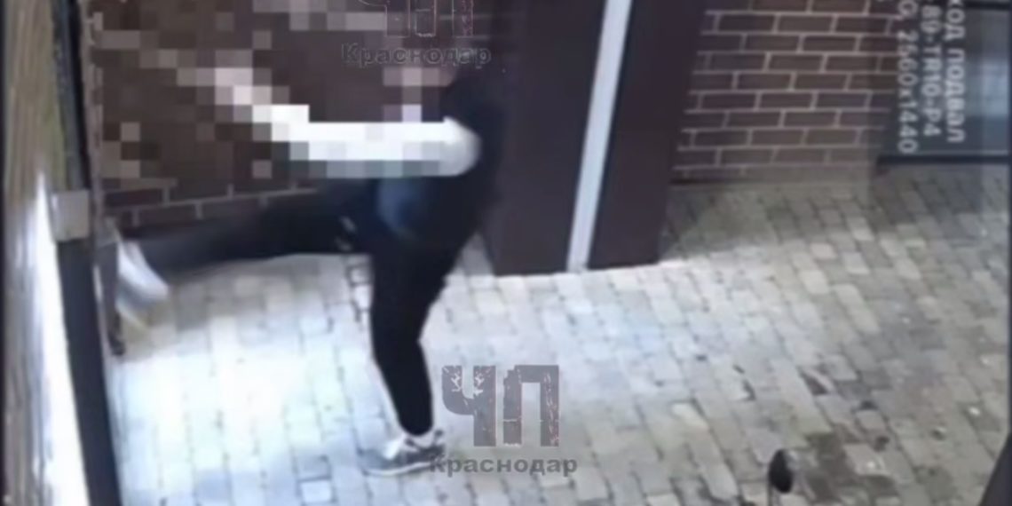 В Краснодаре неадекватный мужчина разбил дверь в ЖК «Самолет»