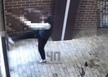 В Краснодаре неадекватный мужчина разбил дверь в ЖК «Самолет»