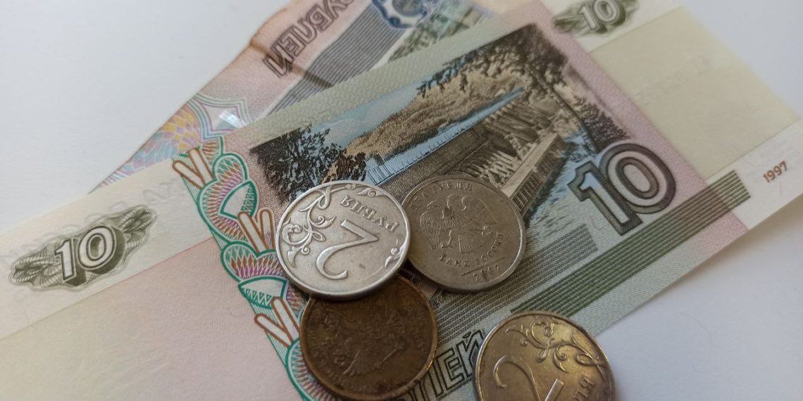 В Краснодаре пьяная женщина оскорбляла и толкала таксиста из-за 638 рублей