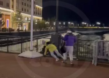 В Сочи мужчина одним ударом нокаутировал женщину и попал на видео