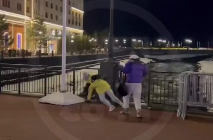 В Сочи мужчина одним ударом нокаутировал женщину и попал на видео