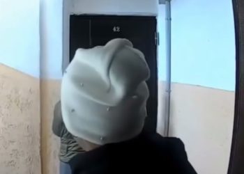 В Сочи две женщины дергали дверные ручки в поисках открытых квартир