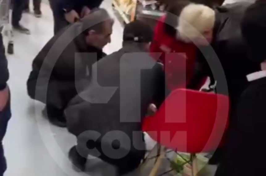 В гипермаркете сочинцы спасли мужчину с приступом эпилепсии