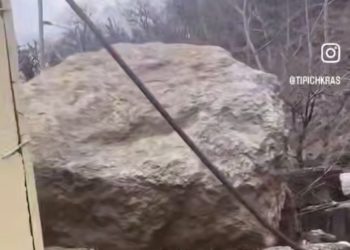 В Сочи камень величиной с дом скатился с горы и врезался в стену
