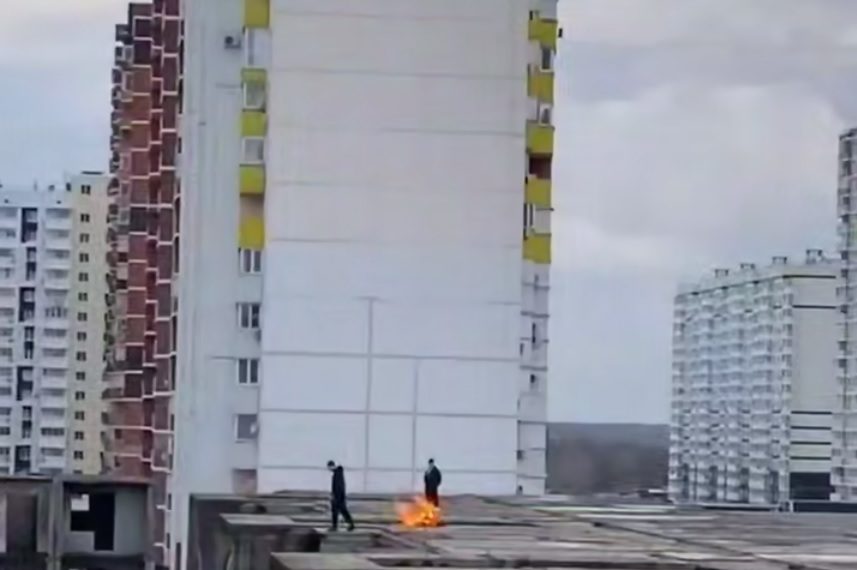 В Краснодаре подростки разводят костры в недострое