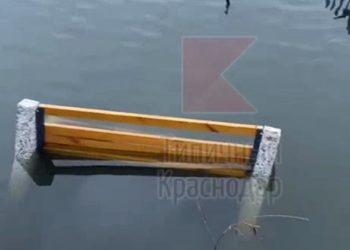 В Краснодаре вандалы утопили лавочку в озере