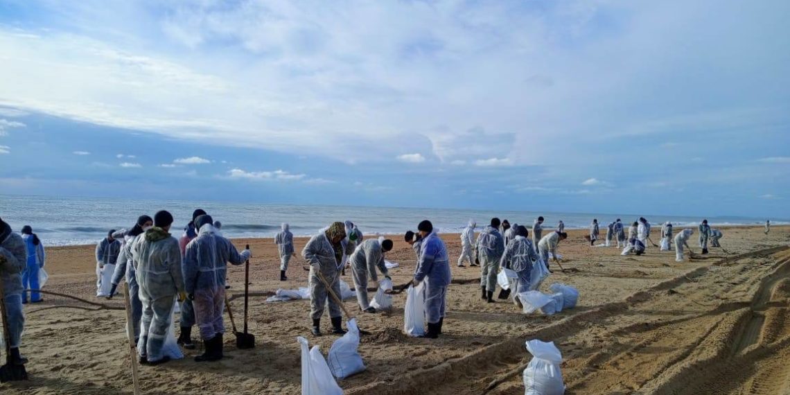 В Черном море вблизи пляжей Анапы нашли новые пятна мазута