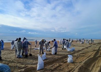 В Черном море вблизи пляжей Анапы нашли новые пятна мазута
