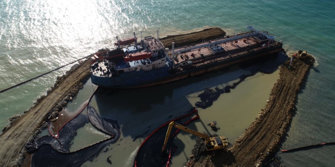 На Кубани около трех дней будут прогревать мазут в танкере «Волгонефть-239»