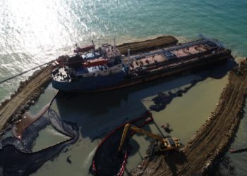 На Кубани около трех дней будут прогревать мазут в танкере «Волгонефть-239»