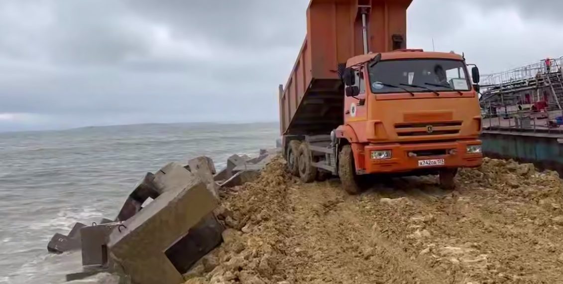 Насыпь вокруг танкера «Волгонефть» на Кубани защищают от четырехбалльного шторма