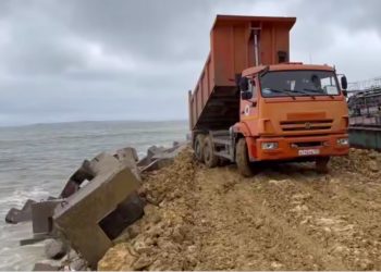 Насыпь вокруг танкера «Волгонефть» на Кубани защищают от четырехбалльного шторма