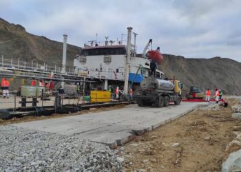 На Кубани с затонувшего танкера откачали 10% мазута