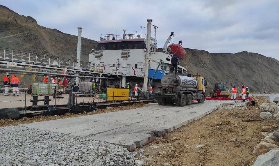 На Кубани с затонувшего танкера откачали 10% мазута