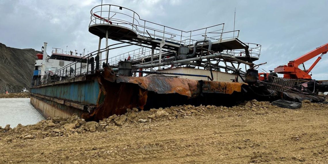 На Кубани откачали треть мазута из затонувшего танкера «Волгонефть-239»