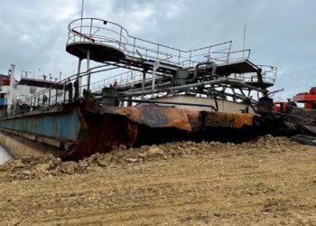 На Кубани откачали треть мазута из затонувшего танкера «Волгонефть-239»