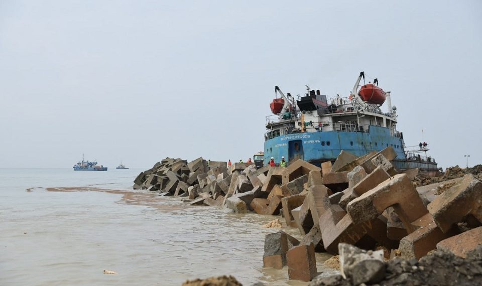 На танкере «Волгонефть-239» на Кубани началась финальная фаза сбора мазута