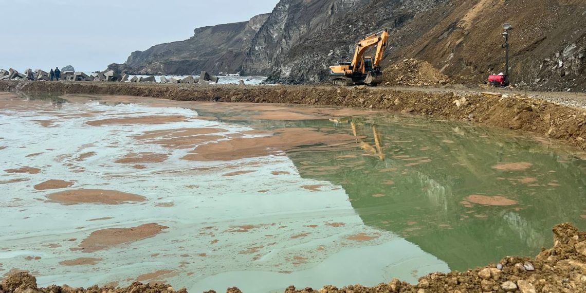 С побережья Кубани вывезли более 173 тысяч тонн загрязненного песка и грунта