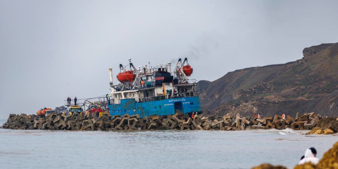 На Кубани полностью завершилась откачка мазута из танкера «Волгонефть-239»