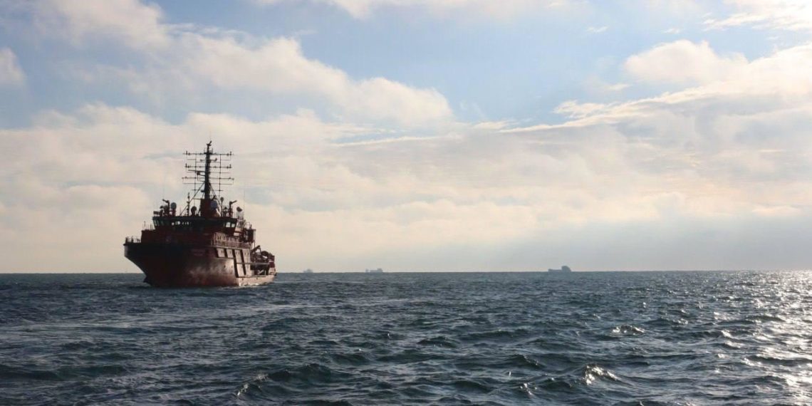 У берегов Кубани около 60 гражданских судов ищут пятна мазута в Черном море